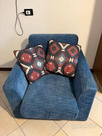 Poltrona blu con cuscini decorativi-come nuova