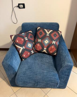 Poltrona blu con cuscini decorativi-come nuova