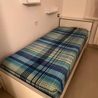 Letto singolo con testiera pirta cuscini