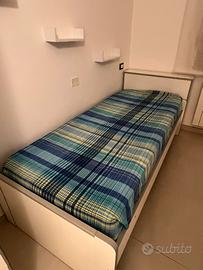 Letto singolo con testiera pirta cuscini