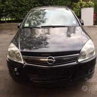 Ricambi Opel Astra berlina 2006 2009 nera e grigia