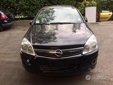 Ricambi Opel Astra berlina 2006 2009 nera e grigia