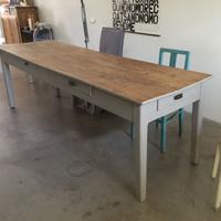 Tavolo in legno verniciato e piano in pioppo