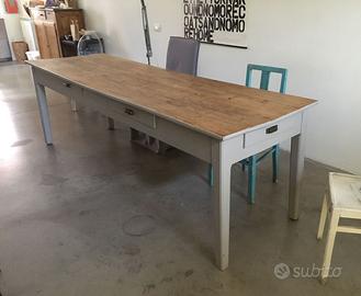 Tavolo in legno verniciato e piano in pioppo