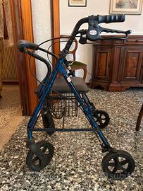 Deambulatore per anziani con seduta