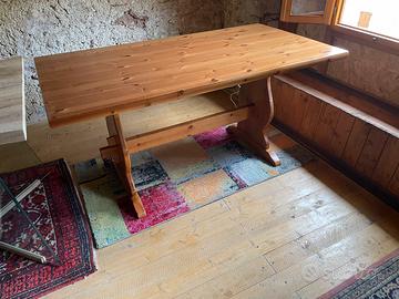 Tavolo tirolese rustico in legno massello