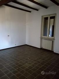 APPARTAMENTO 181mq. in corte in centro al paese