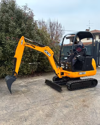 E281 Escavatore JCB 18 q allargabile