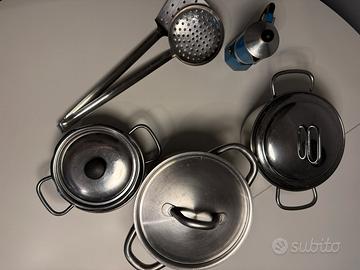 Set di pentole, caffettiera Bialetti e utensili