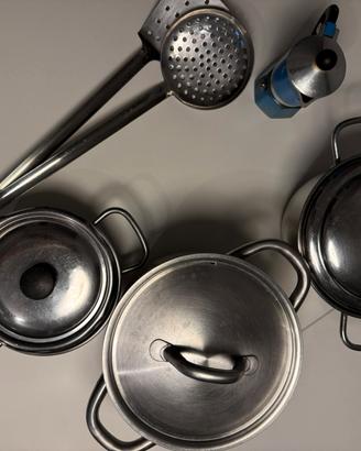 Set di pentole, caffettiera Bialetti e utensili