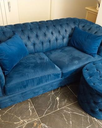 divano modello chesterfield con poltrona e poggiap