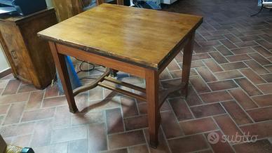 Tavolo in legno massello allungabile