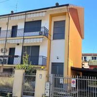 MORTARA VIC.: AMPIO TRILOCALE CON CORTILE