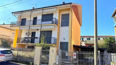 MORTARA VIC.: AMPIO TRILOCALE CON CORTILE