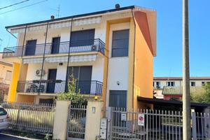 MORTARA VIC.: AMPIO TRILOCALE CON CORTILE