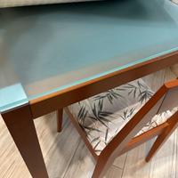 Tavolo in cristallo e legno