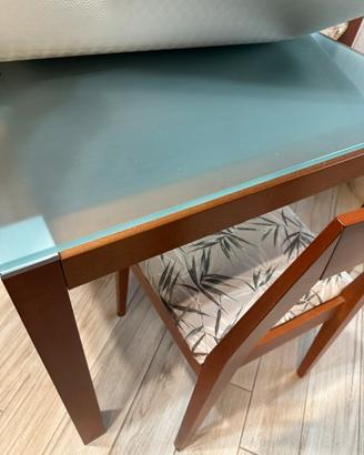 Tavolo in cristallo e legno