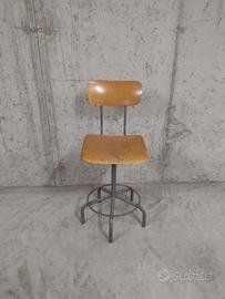 sgabello industriale con schienale 