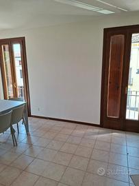 Mini luminosissimo arredato di cucina