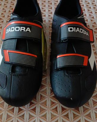scarpe da ciclismo su strada