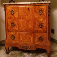 Mobile intarsiato in legno con piano in marmo