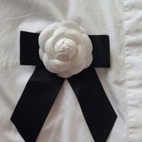 Spilla camelia in stoffa