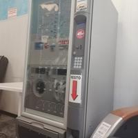 Distributore bevande e merendine