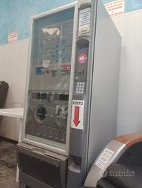 Distributore bevande e merendine