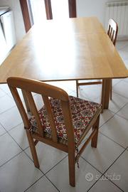 Tavolo allungabile con quattro sedie abbinate