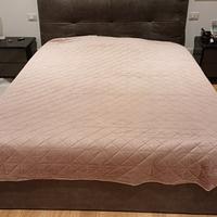 Letto matrimoniale.