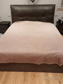 Letto matrimoniale.