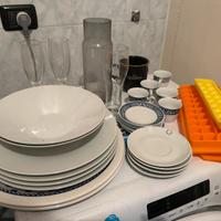 Stock Piatti bicchieri ciotole tazzine porta torta