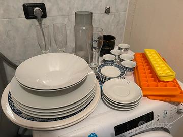 Stock Piatti bicchieri ciotole tazzine porta torta
