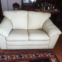 Divani di pelle beige. Come nuovi