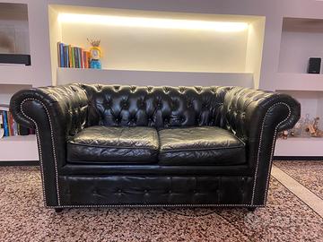 Divano Chesterfield 2 posti in vera pella nera
