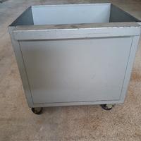 Carrello con rotelle 