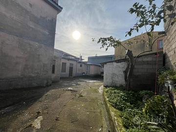 Indipendente su due livelli con cortile