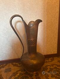 Vaso da terra in rame sbalzato