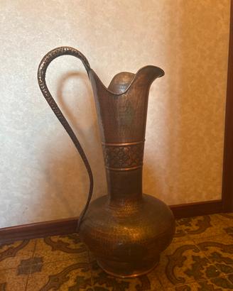 Vaso da terra in rame sbalzato