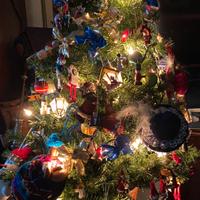 Albero di Natale con addobbi