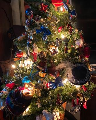 Albero di Natale con addobbi