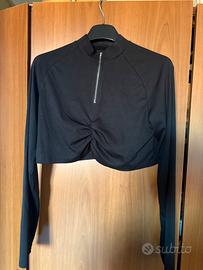 maglia crop nera con cerniera