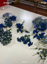 Assortimento fiori blu, carta e stoffa