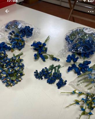 Assortimento fiori blu, carta e stoffa