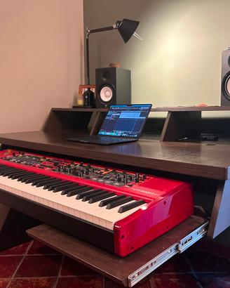 Mobile da studio OUTPUT, colore Kodiak Brown.