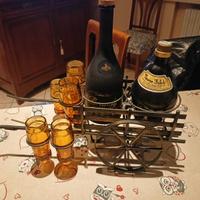 porta bottiglie con bicchieri vino