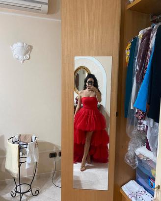 Abito ampio rosso in tulle luccicoso