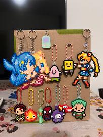 Portachiavi in pixel art, prezzi in descrizione