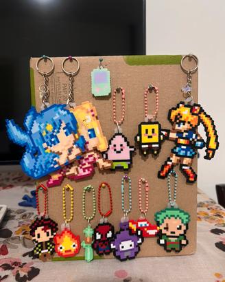 Portachiavi in pixel art, prezzi in descrizione