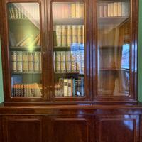 Mobile del 1870 ben conservato in legno di noce.